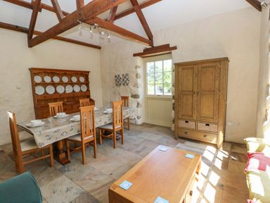 A dining room with a table and chairs at Carreg Las in Haverfordwest