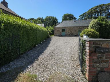 A gravel driveway leading to a stone building at Carreg Lás in Haverfordwest