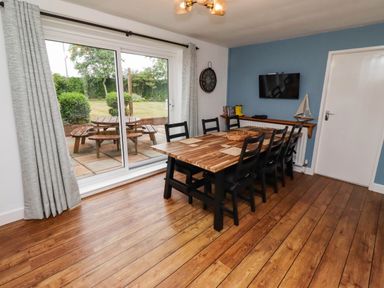 A dining room with a table and chairs at Bari House in Seahouses