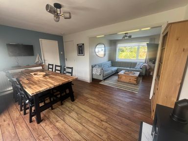 A dining room with a table and chairs at Bari House in Seahouses