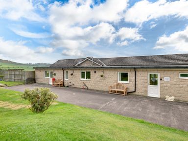 A house with benches and a garden at The Granary in Alnwick