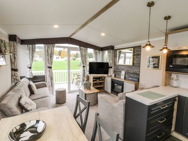 A living room with a sofa and TV at Kelly's Retreat in Scarborough
