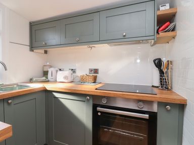 A kitchen with cabinets and appliances at Stella Maris in Torpoint