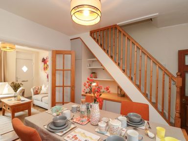 A dining room with a table and chairs at Moot Cottage in Driffield