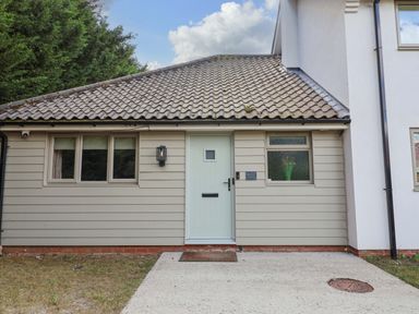 An exterior of a house with a door and windows at Annexe in East End near Brantham