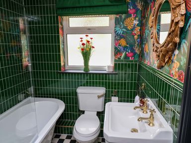 A bathroom with a tub, toilet, and sink at Annexe East End near Brantham