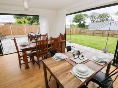 A dining room with tables and chairs at Ty Landsker in Houghton near Neyland