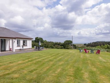 An outdoor area with lawn and seating at Ard Na Mara