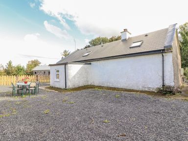 An outdoor area with a table and chairs at Kate's Cottage