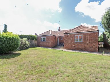 A house with a garden in the outdoor space at Woodlark