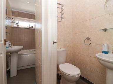 A bathroom with a bathtub and washbasin at Boo’s Bungalow in Callington near Gunnislake