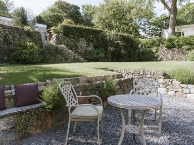 A garden with a table and chairs at Tamarisk Cottage St. Agnes