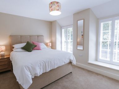 A bedroom with a bed and bedside lamps at Bluck's cottage St. Agnes
