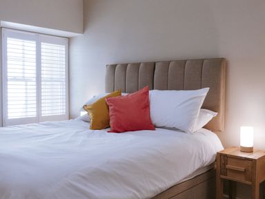 A bedroom with a bed and bedside table at Bluck's cottage St. Agnes