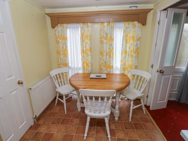 A dining room with a table and chairs at Static Caravan 