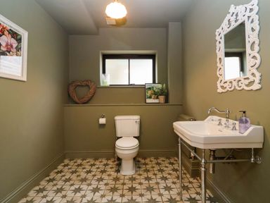 A bathroom with a sink and toilet at The Annex in Burford