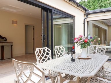 A dining area with a table and chairs at The Annex in Burford