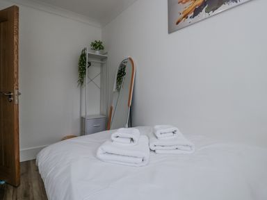 A bedroom with towels on a bed at Aspen Boutique in 