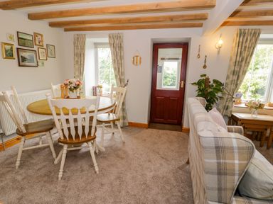 A dining room with a table and chairs at Brondderwen in Blaenau Ffestiniog