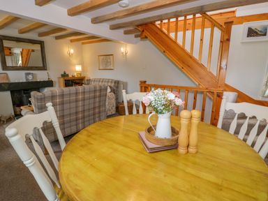 A living room with a table and chairs at Brondderwen in Blaenau Ffestiniog