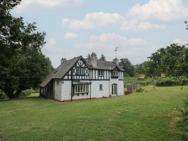 A house with a garden at Hillside Cottage in 