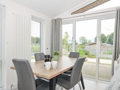 A dining room with a table and chairs at 3 Meadow Retreat in Liskeard