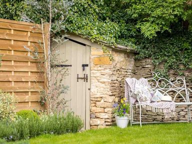 A garden with a shed and a bench at Lavender Cottage (Stow-on-the-Wold) Cheltenham