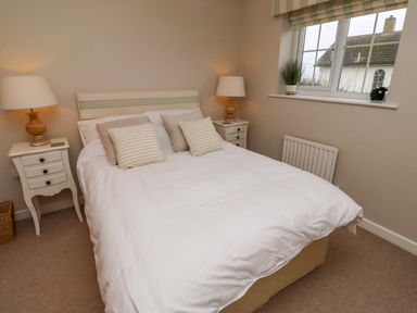 A bedroom with a bed and bedside tables at High Sea View