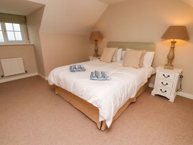 A bedroom with a bed and bedside tables at High Sea View