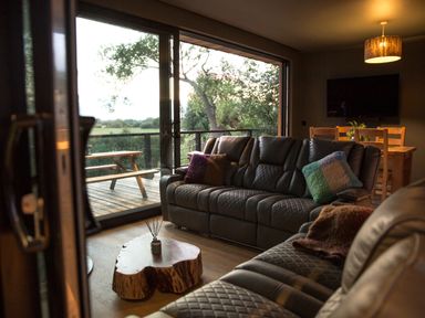 A living room with a view of the deck at The Red House Farndon