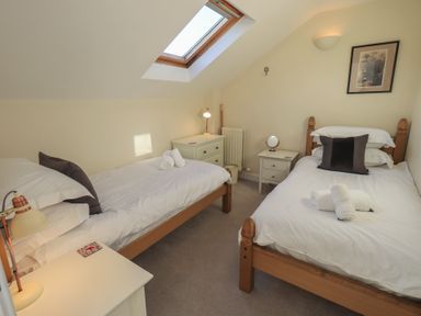 A bedroom with two single beds at Swirl Howe in Keswick
