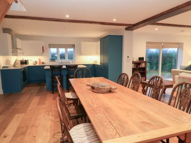 A kitchen with dining table and chairs at Peewit Coach House in Moreton-in-Marsh