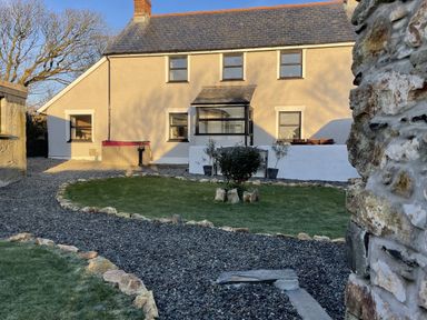 A house with a garden and hot tub at Clawddcam in Mathry