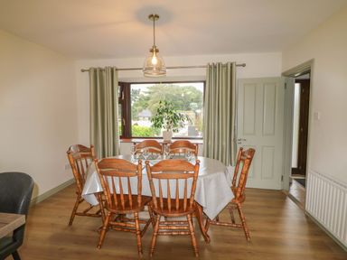 A dining room with a table and chairs at Shamrock House