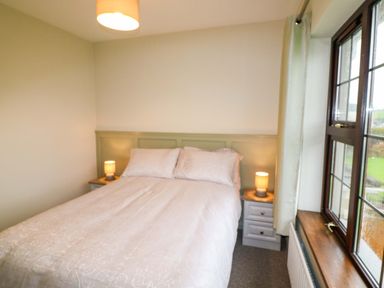 A bedroom with a bed and bedside tables at Shamrock House