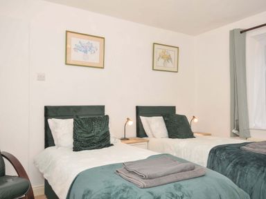 A bedroom with two single beds at Upper Court Cottage Broad Langdon near Wainhouse Corner