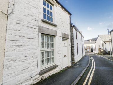 An outdoor view of a building on a street at Cariad Cottage in Hay-On-Wye