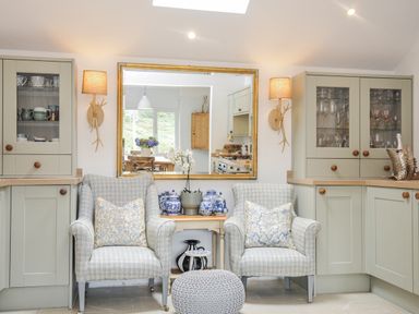 A kitchen with chairs and cabinets at Mayhurst in Looe