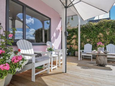 An outdoor area with chairs and a table at Mayhurst in Looe