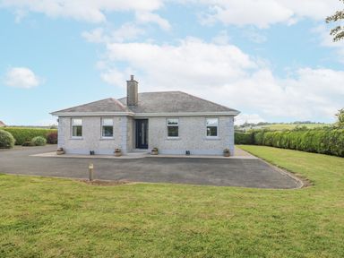 A house with a front yard and driveway at Dunbrody Dreams in 