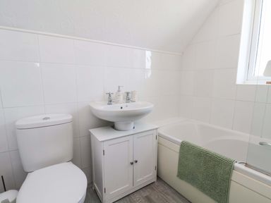 A bathroom with a toilet, sink, and bathtub at Floraville