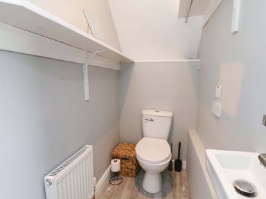 A bathroom with a toilet and sink at Floraville