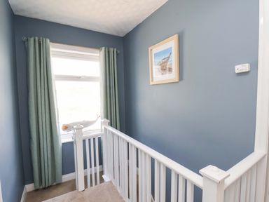 A hallway with a window and framed picture at Floraville
