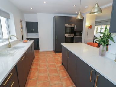 A kitchen with cabinets and countertop at Harran in Pershore