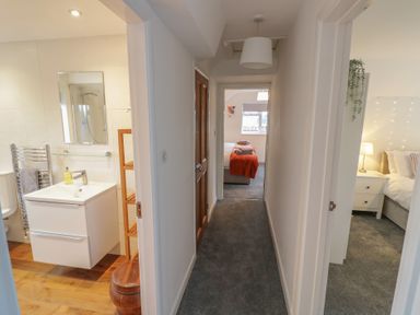 A hallway with a bathroom and bedroom at Harran in Pershore