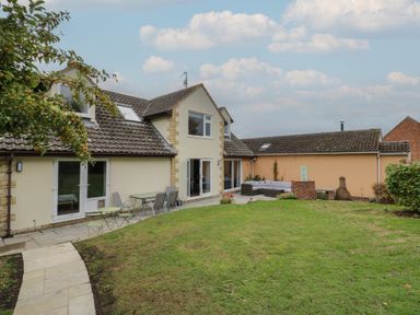 A house with garden furniture in the outdoor area at Harran in Pershore