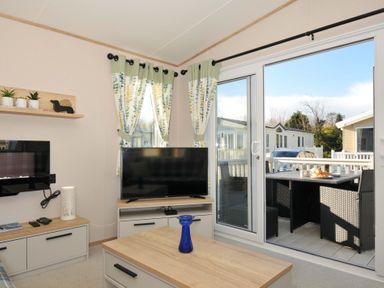 A living room with a television and coffee table at Eden Way 47, Par