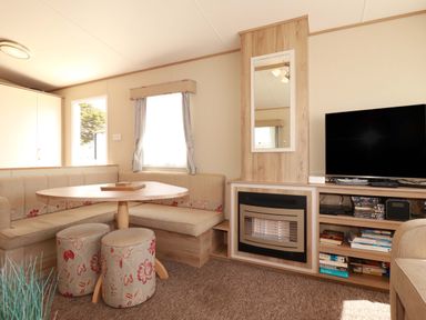 A living room with a table and sofa at The Oakley in Par