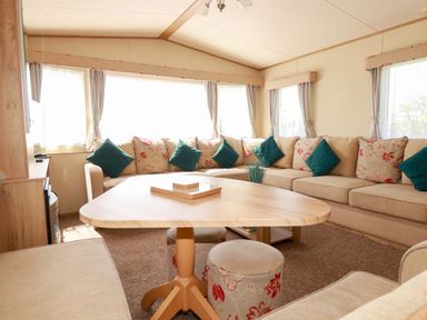 A living room with a sofa and coffee table at The Oakley in Par