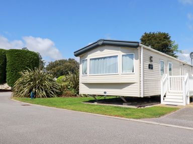 A mobile home with garden at The Oakley in Par